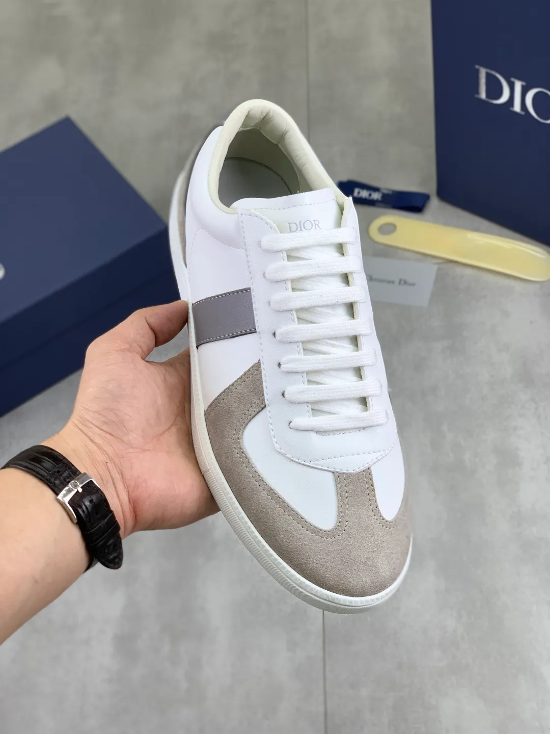 Men's shoes 💰P360 New Dior B01 moral training shoes, white first-layer cowhide, original molded outsole. New to the fall collection, this sneaker marks the return of a Dior classic, reinterpreted in a stylish and elegant silhouette. Crafted from white smooth first-grain cowhide with a tonal silk sheepskin lining, it features the Dior logo on the tongue and inner sides, and a CD icon on the heel. Paired with Tpu anti-slip soles of the same color, it can be matched with various styles to create a sophisticated look.  Code number: 38-44